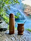 Ideal para beber yerba mate PONÉ LA PAVA - KIT DE MATE PARA BEBER YERBA MATE. STARTER SET DE ACERO INOXIDABLE - DISEÑO DE MADERA. INCLUYE TERMO, MATE CALABAZA, BOMBILLA Y CEPILLO LIMPIADOR.