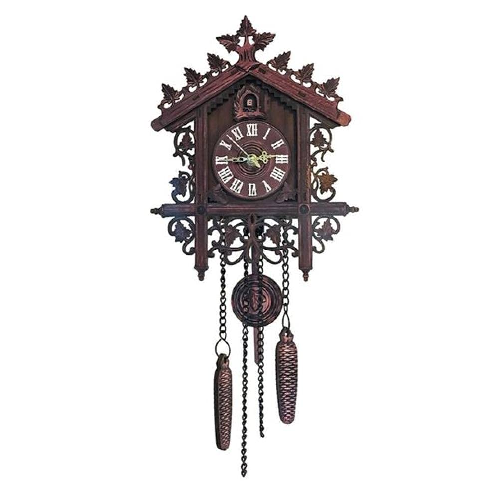 Reloj de cuco colgante con acabados de madera fina para un salón elegante