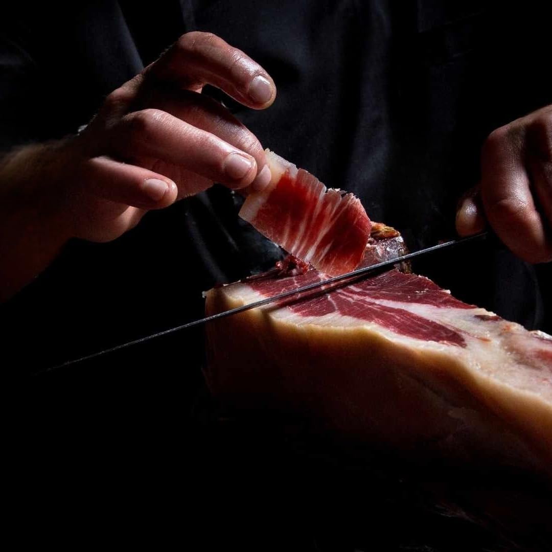 JAMÓN IBÉRICO(PALETA PATA NEGRA) DE BELLOTA 100% RAZA IBÉRICA 5 kg aprox MARCA GUIJU regalo SALAMANCA.