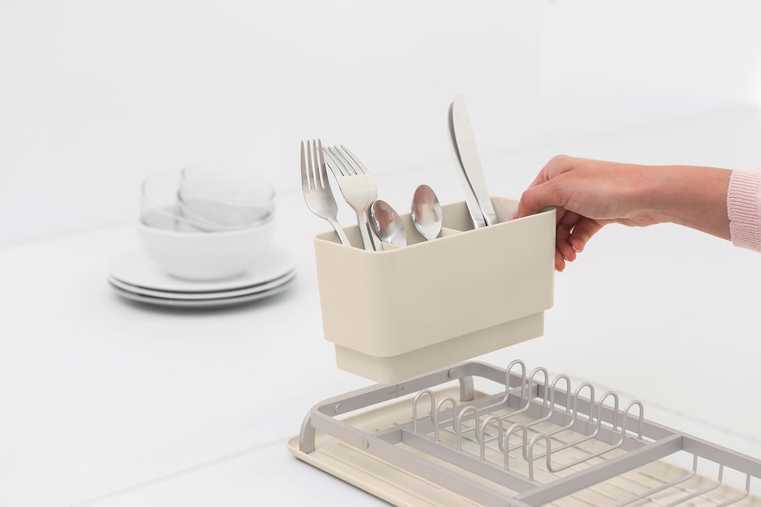 Brabantia Égouttoir Vaisselle Compact SinkSide (Beige Clair), Égouttoir Vaisselle sur évier Polyvalent avec Panier à Couverts Amovible, Organisateur Plan de Travail Cuisine Compact