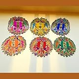 Die Farbe des Poshak kann variieren, aber er ist oft hell und lebendig, symbolisiert Freude, Hingabe und Feier.