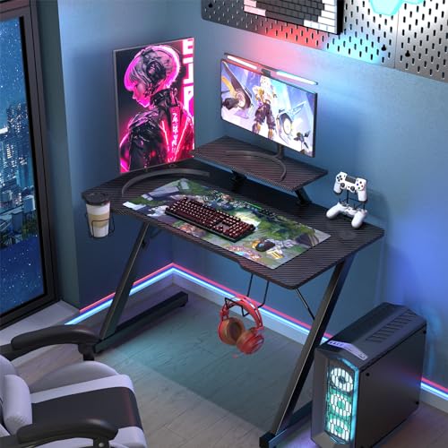 PIPIPOXER Mesa Gaming 100x55x75cm, Escritorio con Soporte Monitor, Tablero de Fibra de Carbono, Forma de Z con Portavasos y Gancho para Auriculares