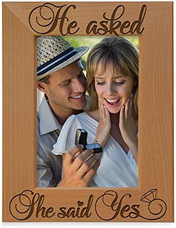 Kate Posh Cornice In Legno "He Asked, She Said Yes" - Marrone Chiaro, Orientamento Orizzontale, Per Foto 10x15 Cm, Regalo Di Fidanzamento