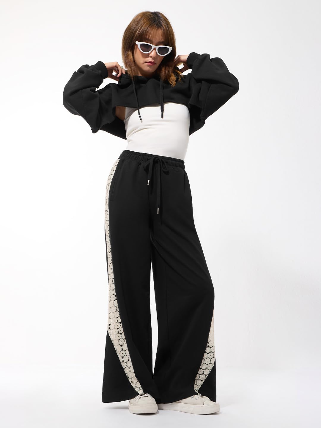 The Souled Store Night Life Leichte Ganzjahres-Sporthose mit Kordelzug an der Taille, einfarbig, Baumwoll-Fleece, ausgestellte Passform, mit Spitzeneinsätzen, für Damen u