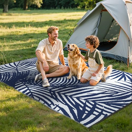 【DESIGN BOTANICO ELEGANTE】 – Motivo reversibile con fiori e foglie stilizzati in elegante blu marino su sfondo bianco, perfetto per creare un'atmosfera fresca e naturale su balconi, terrazze e giardini.