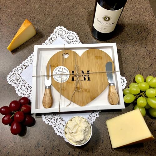 Tablero de corte con forma de corazón personalizado con utensilios – Juego de tablas de bambú grabadas a medida para parejas, bodas, aniversarios, Día de San Valentín, bienvenida al hogar y decoración de cocina miniatura 5