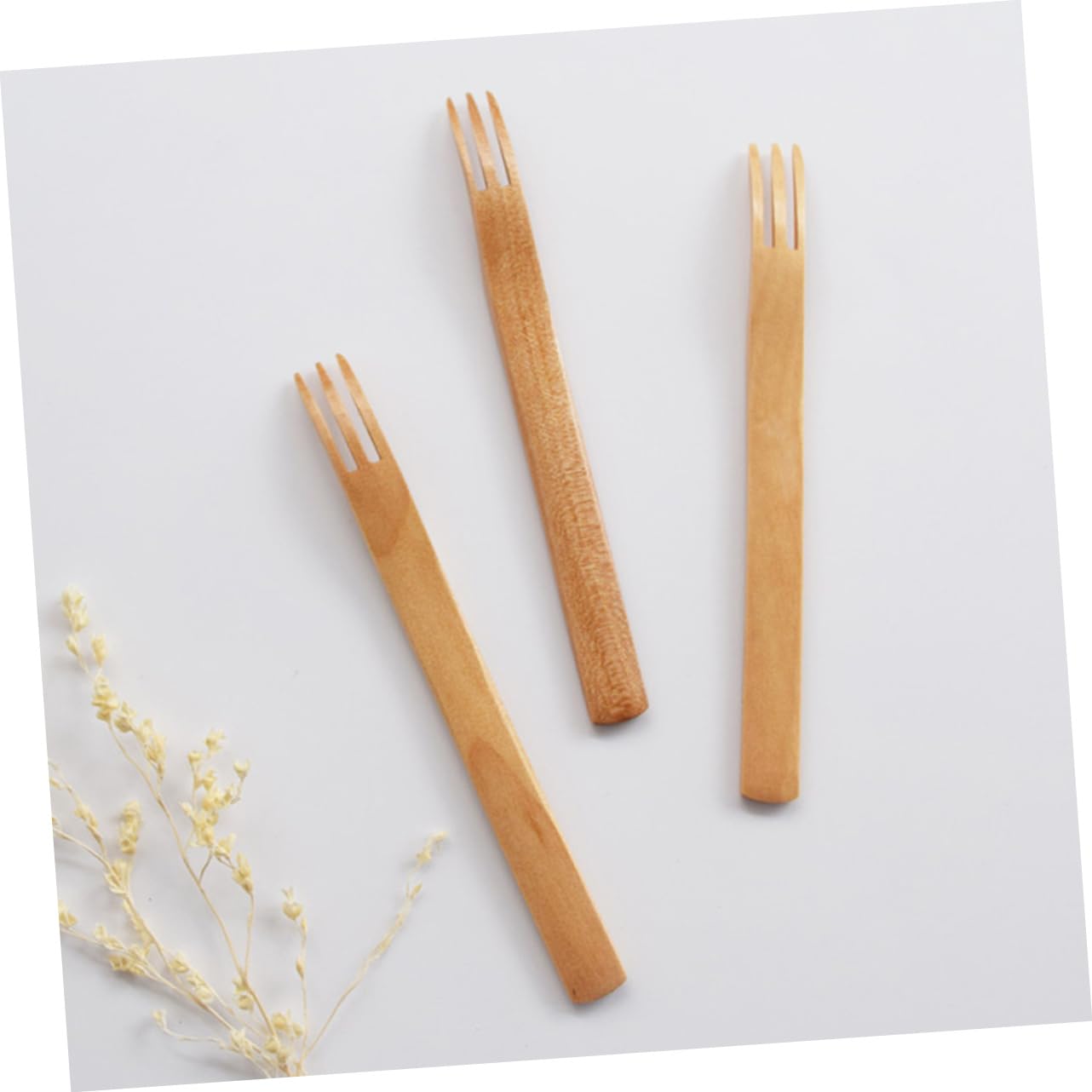 BEBEMOKO 4pcs Fruit Picks for Party Scratch-resistant Fruit Forks Cocktail Fruit Stick Fruit Picks Reusable Japanese Style Fruit Forks Reusable Fruit Sticks Salad Serving Utensils Wooden