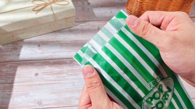 Image of Sherr 1000 Pcs 2oz Green Popcorn Bags Bulk Retro Stripes Disposable Popcorn Bags for Circus Carnival Party Favors Movie Nights Birthday Party Event Supplies Machine Accessories