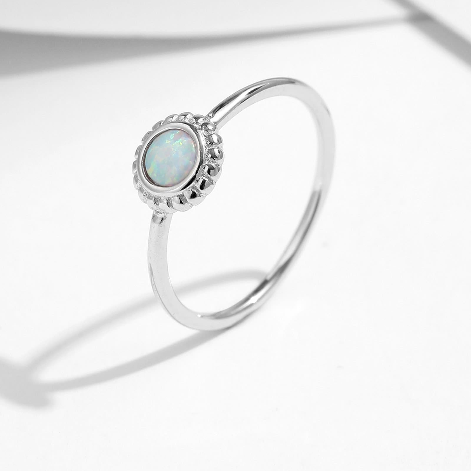 Anillo de oro blanco de 9 K/14 K, 4 x 4 mm, redondo con ópalo de colores