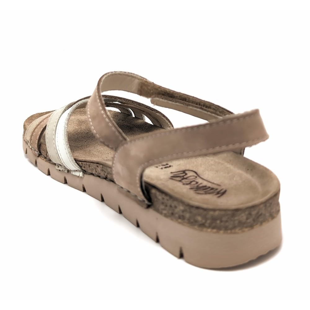 WALK & FLY 8580-50950 PIEL BEIG - Sandalia de piel beige con plantilla acolchada, cierre de gancho y bucle ajustable y suela poliuretano ligera antideslizante. Cuña 2 cm.