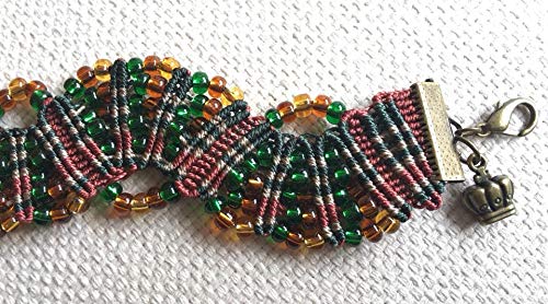 Pulsera micro macrame ondas hecha a mano con hilo muy fino, c lon y rocallas a juego .Mide aprox. 18 cm. de largo y 3 cm. de ancho.Adorno colgante corona