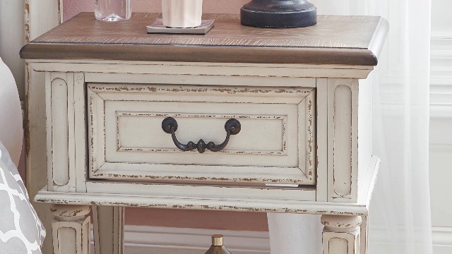 Amazon.com: Signature Design by Ashley Realyn Traditional Cottage