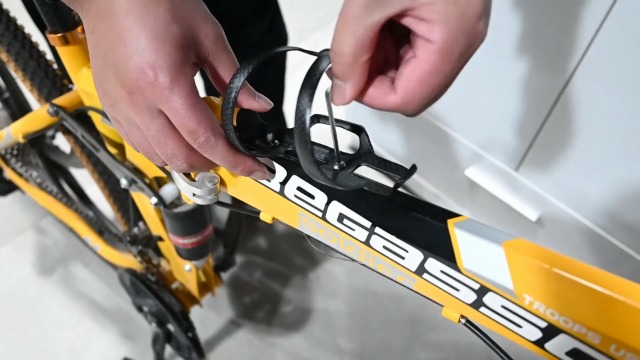 ROADNADO Porte-bouteille en fibre de carbone pour vélo - Support ultraléger pour bouteille de boisson - Ouverture ROADNADO Porte-bouteille en fibre de carbone pour vélo - Support ultraléger pour bouteille de boisson - Ouverture
