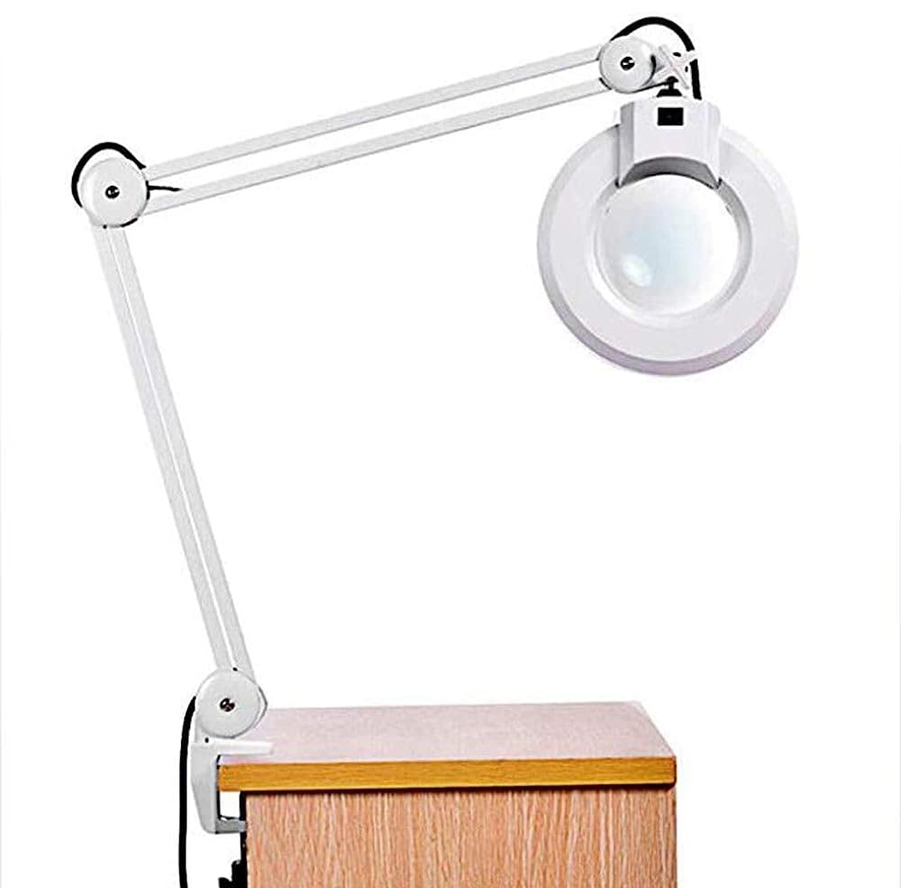 Lampe de bureau loupe pour retrouver un confort de lecture visuel optimal