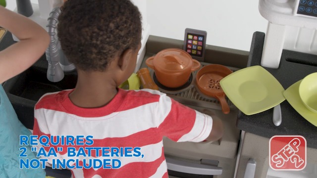 Step2 Modern Metro Kitchen Spielküche | Spielzeugküche für Kinder mit 33 teiligem Zubehör Set inkl. u.a. Geschirr… – Bild 6