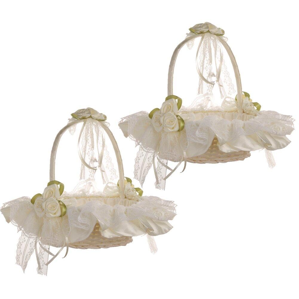 Panier de fleurs en dentelle blanche et soie pour un cortège de mariage raffiné