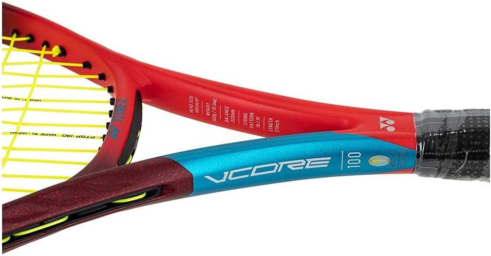 Zbliżenie na gardziel rakiety Yonex VCORE 100+, pokazujące specyfikację