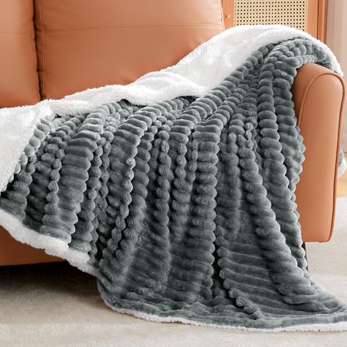 BEDELITE Kuscheldecke Flauschig Decke 150x200 - Dicke XL Sherpa Decken Grau für Couch, warme Cord Kuscheldecken weiche Fleecedecke Wohndecke als Couch Überwurf für Wohnzimmer