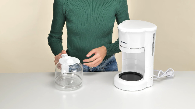 Cafetière Filtre SEVERIN 900W - 10 Tasses (1,4L), Système Anti-Goutte, Plaque Chauffante, Design Noir - KA 9263
