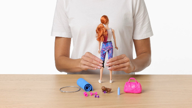Barbie - Barbie Bambolatema fitness con accessori, linea dedicata al