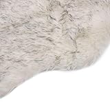 Solution d'espace parfaite avec 60 x 90 cm (L x l) : ce tapis en fourrure de mouton peu encombrant convient aux petits appartements, aux buanderies d'étudiants ou comme accent pour chambre d'enfant. La forme en peau d'animaux confère une touche élégante aux tendances d'intérieur modernes 2025.