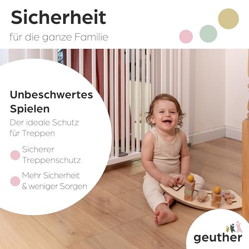 Geuther Treppenschutzgitter Oris | Türschutzgitter zum Anschrauben inkl. 2X Klemmen für Treppengeländer, Breite 95-135 cm | Stabiles Türgitter mit Schwenktür, Zertifiziert | Kindergitter Holz, Weiß