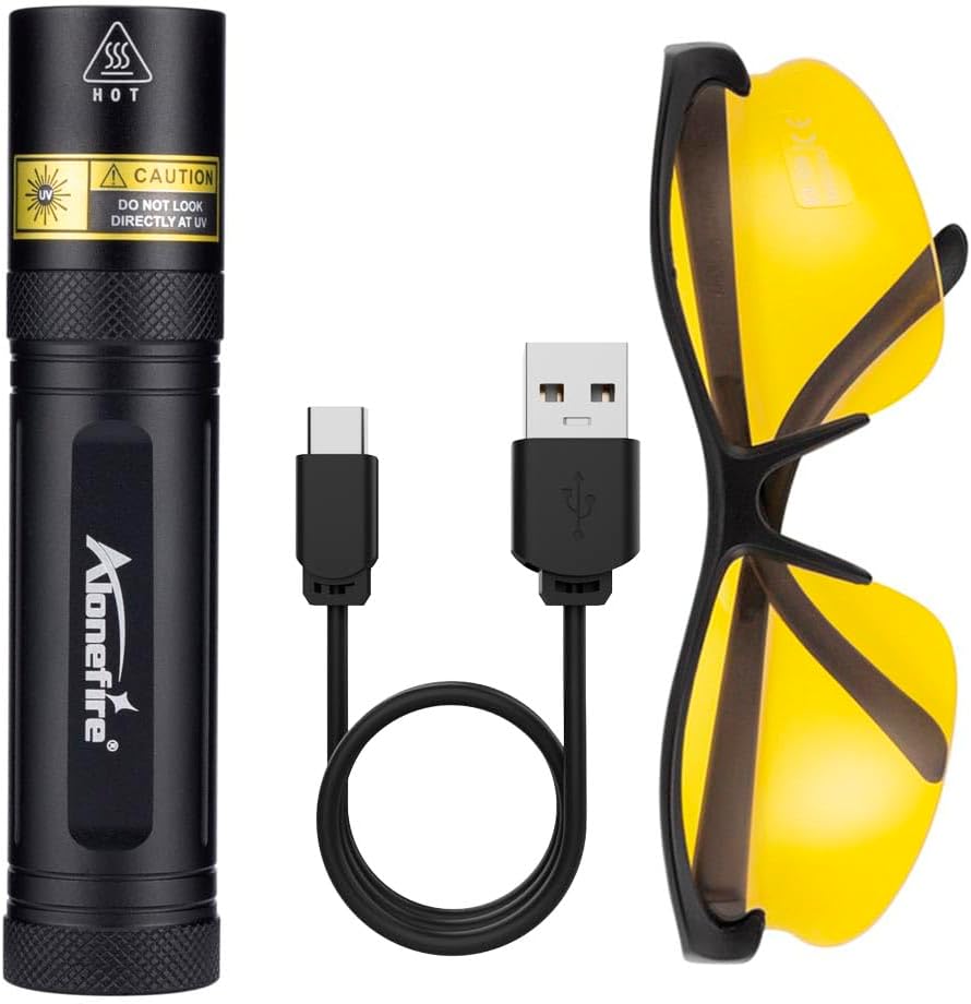 Contents of the ALONEFIRE SV77 package: UV flashlight, USB-C charging cable, and yellow UV protective glasses