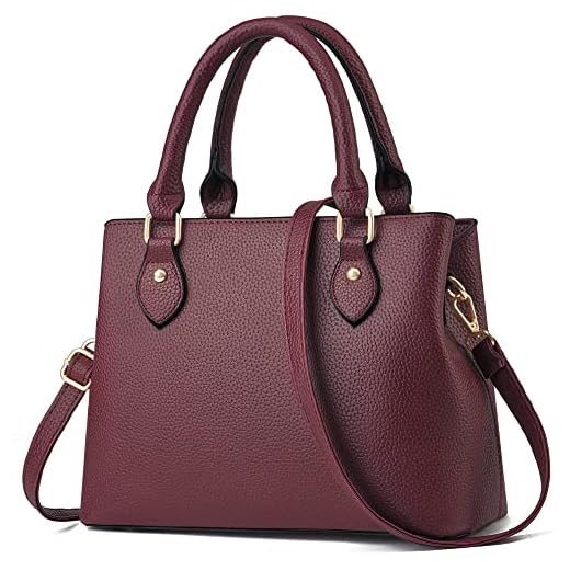 25 Chic Winter Work Outfits for Women – Stylish Office Looks for Cold Weather Shoulder Bag