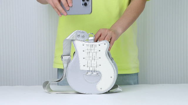 Bolso bandolera con forma de guitarra para mujer miniatura 7
