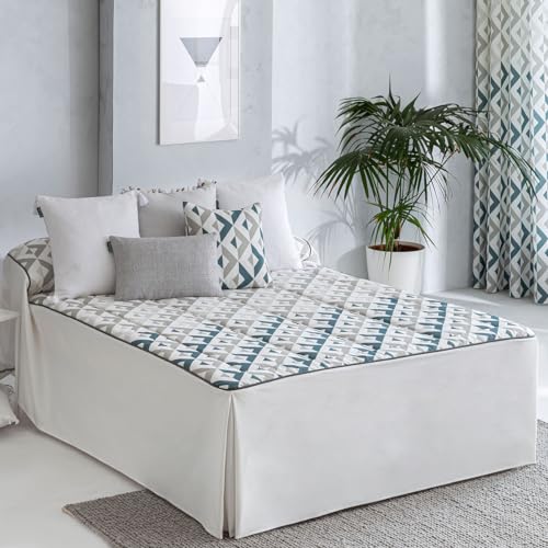 Colcha edredón Murcia Azul, Relleno Superior de 150 gr Que Ajusta al colchón. Tejido 70% algodón/30% Poliester. Medida Cama de 90cm con un Volante de 50 cm. Incluye cojín de 40x40 cm con Relleno.