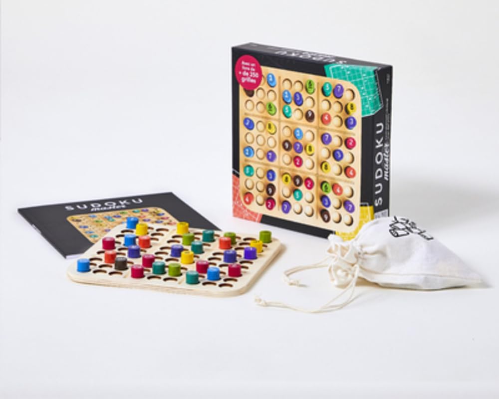 Coffret Sudoku Master: Avec un livre de plus de 250 grilles. Avec un plateau en bois, 81 jetons de couleurs numérotés de 1 à 9, un pochon pour ranger les jetons, 1 livre de plus de 250 sudokus