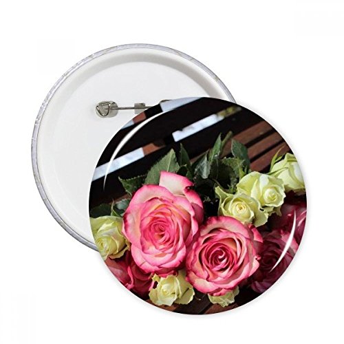 Bouton pins fleurs roses de qualité supérieure décor vêtement blanc