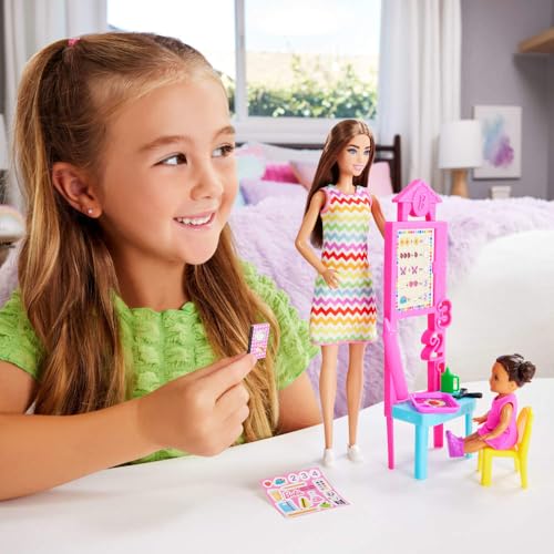 Barbie-Puppe Lehrerin mit brünetter Modepuppe mit gemustertem Kleid, 1 Kleinkind-Puppe und Unterrichtszubehör, JCR76 – Ansicht 2