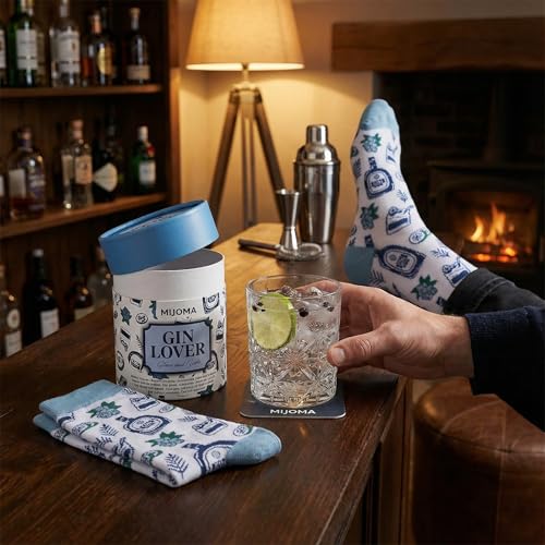 MIJOMA Geschenkset Trinkglas & Socken – originelles Männergeschenk in Tube Box – Socken mit Alkohol-Motiv – Glas 280 ml – lustiges Geschenk für Genießer und Spirituosen-Liebhaber (Gin Lover)
