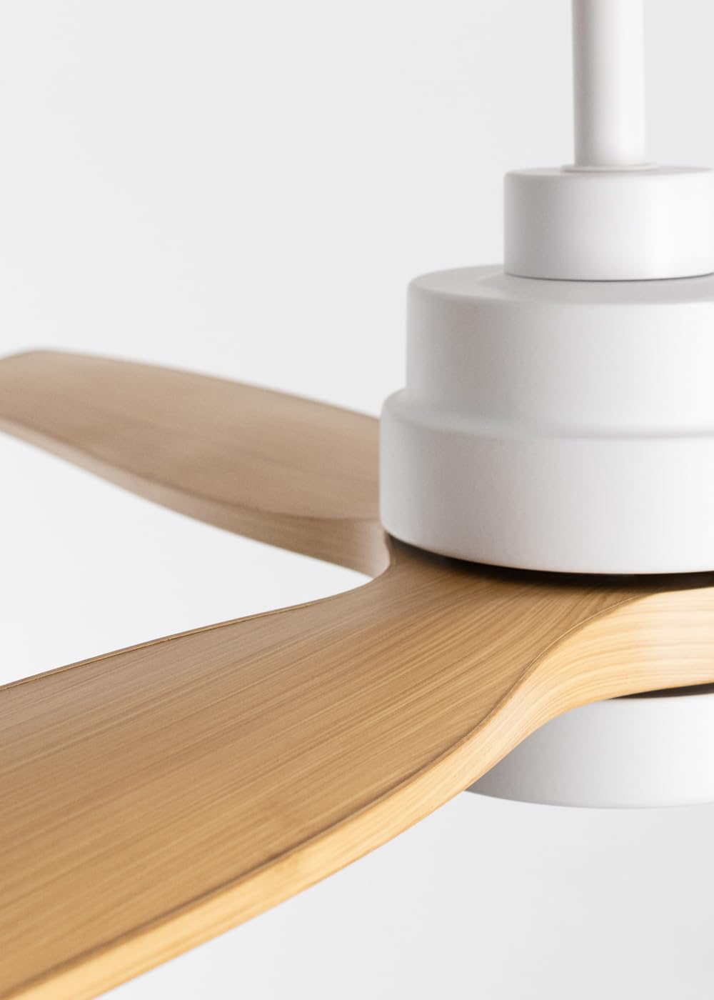 CREATE / WINDSTYLANCE M/Ventilateur de plafond en ABS avec éclairage blanc, pales effet bois naturel, Wi-Fi et télécommande / 40 W, silencieux, Ø 132 cm, 6 vitesses, mode été-hiver, double hauteur