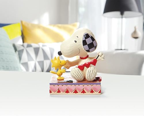 Miniatura 2 de Enesco Colección Peanuts de Jim Shore Woodstock y Snoopy con guirnalda de corazón, figura de resina de piedra, hecha a mano, pintada a mano, figuras