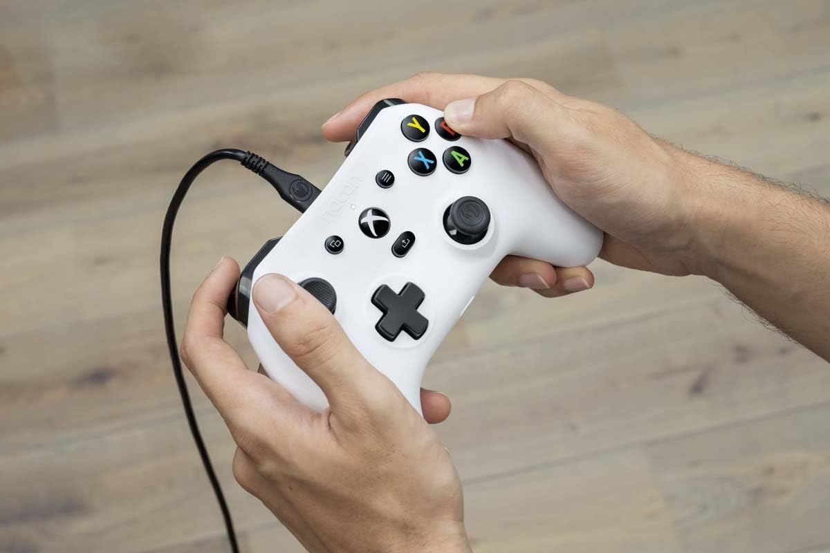 Nacon Manette filaire EVOL-X blanche pour Xbox Series X/S, compatible PC avec un câble détachable de 3 mètres