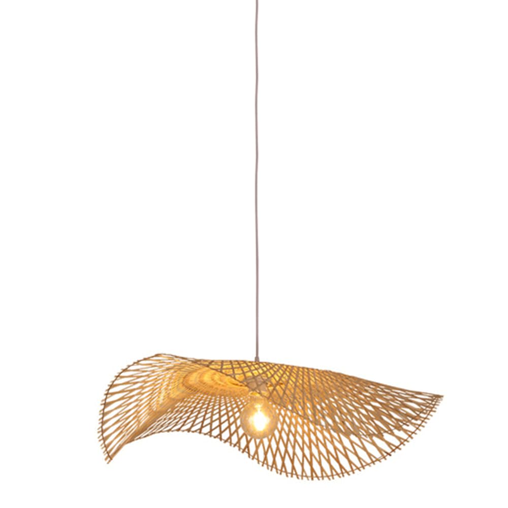 Luminaire suspendu en bambou tressé pour tamiser l'éclairage trop vif du salon