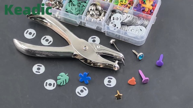 Rustark 240 Attaches Parisiennes Multicolores 9 Styles Avec Rondelles Et Perforatrice - Kit Métal Pour Scrapbooking, Loisirs Créatifs Et Bricolage