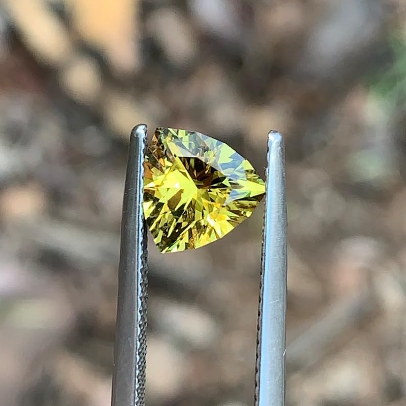 Gemme saphir vert facetté de haute précision 7.7mm pour joaillerie fine
