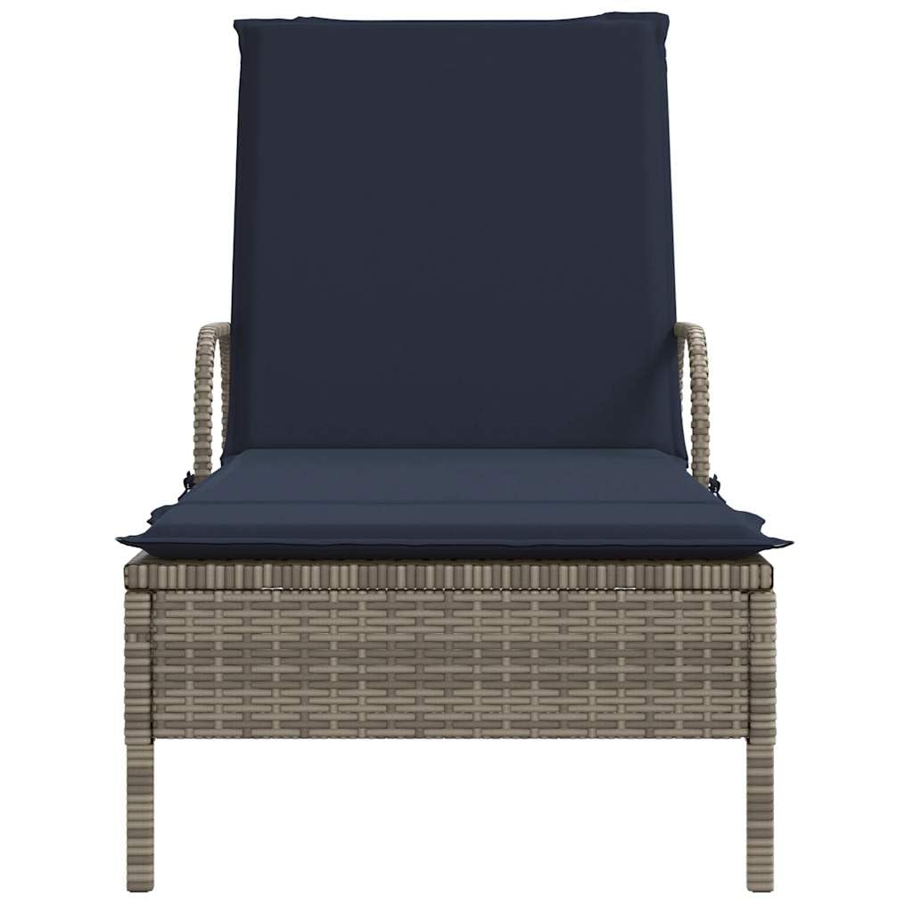 Lettino prendisole con ruote, lettino da giardino in polyrattan con schienale regolabile, sdraio relax per terrazza, cuscino incluso, grigio e blu navy, 200 x 61 cm