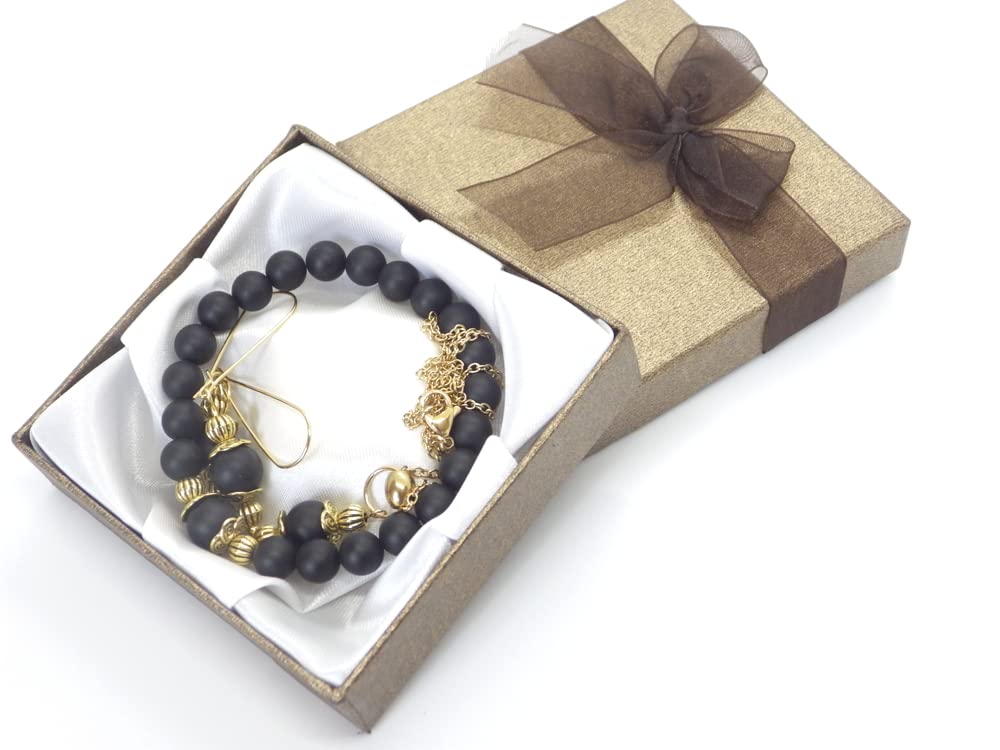 Conjunto para mujer con pulsera, collar y pendientes de piedras naturales y detalles de latón dorado