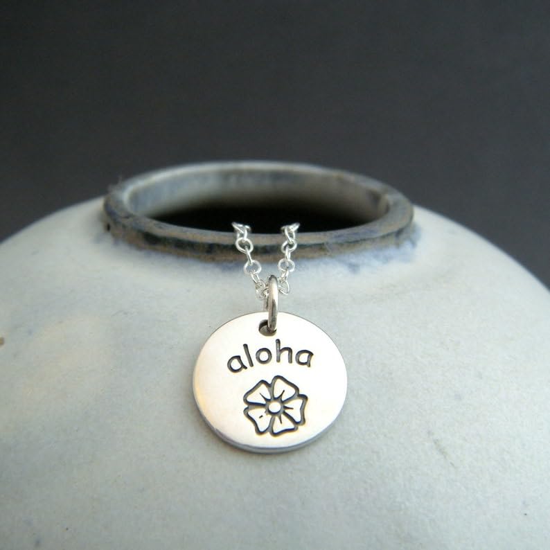 Aloha & Flower - Collar con colgante grabado, dije de plata de ley refinada con cadena de cable de 18 pulgadas, grabado personalizado, joyería botánica regalo para mujeres y hombres | PNK_GH