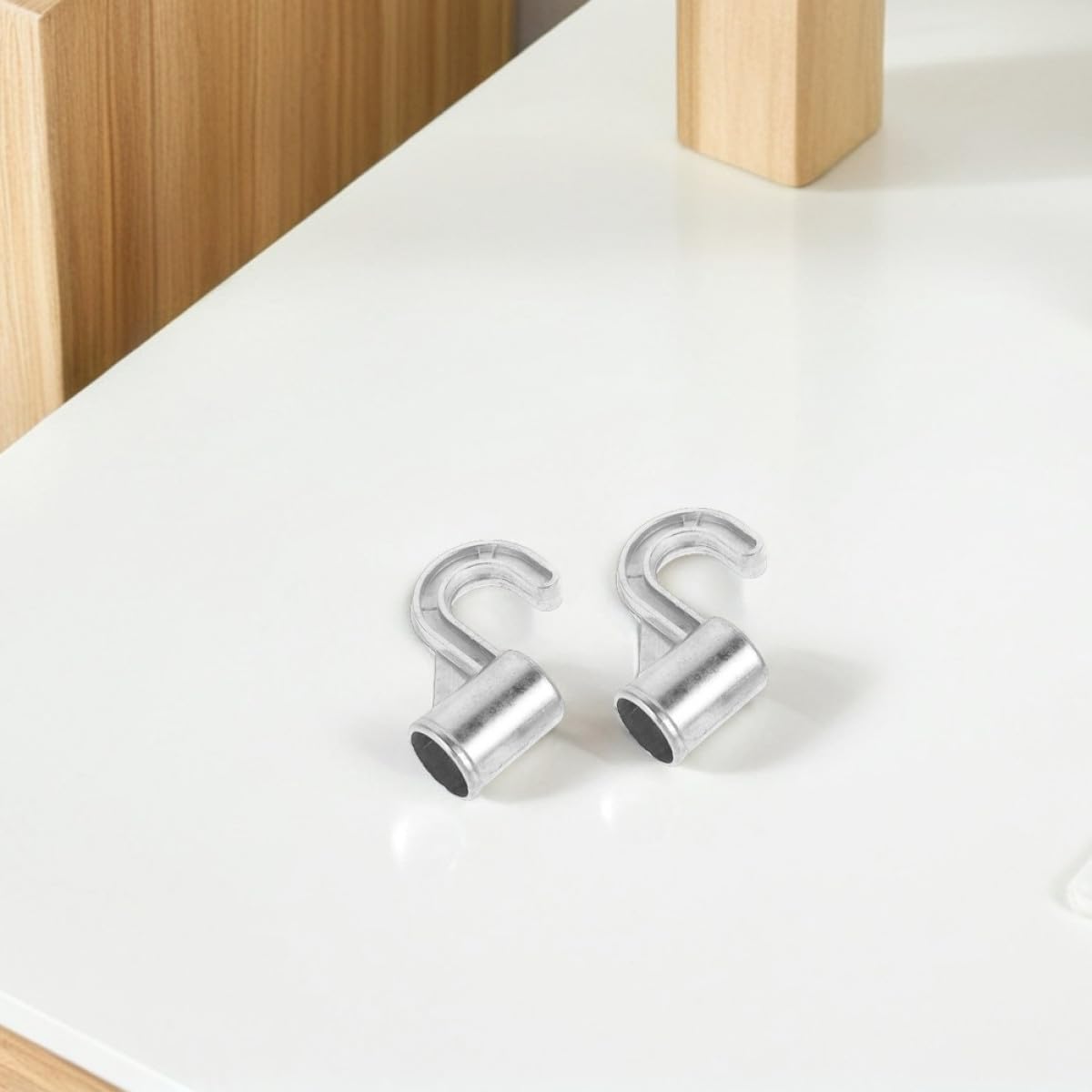 2 Ganchos Resistentes para Barra de Armario de Aleación de Aluminio de 18 Mm Diseño Seguro para Colgar Sombreros y Bolsas en Armarios o Habitaciones