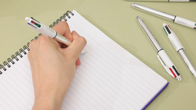 12 Stylos BIC 4 Couleurs Shine - Pointe 1.0 Mm - Corps Métallisé - Rechargeable - Fabriqué En France