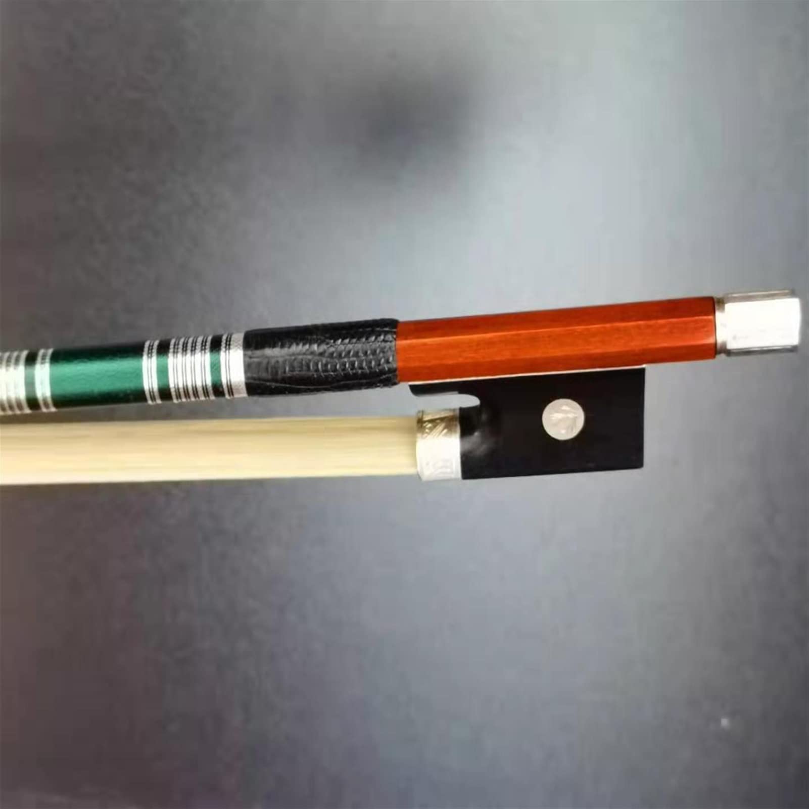FLFL 4/4 Größe Violin Bogen Pernambuco Runder Stift Ebenholz Geschnitzte Blume Frosch Handy Handarbeit Silberteile Geigenbogen voller Größe