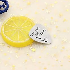 Médiator de guitare pour papa avec pendentifs pour fête des pères ’’Play for me Daddy’’ (Joues pour moi papa) - Les Beatles, Paul McCartney, John Lennon, RIngo Starr, George Harrison Médiator de guitare pour papa avec pendentifs pour fête des pères ’’Play for me Daddy’’ (Joues pour moi papa) – Image 4