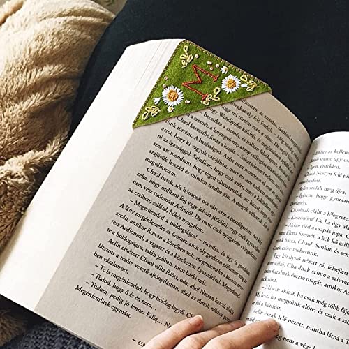 Personalized Hand Embroidered Corner Bookmark, 26 Letters Hand Stitched Felt Corner Letter Bookmark, Cute Flower Embroidery Bookmarks for Book Reading Lovers Meaningful Gift (Summer,M