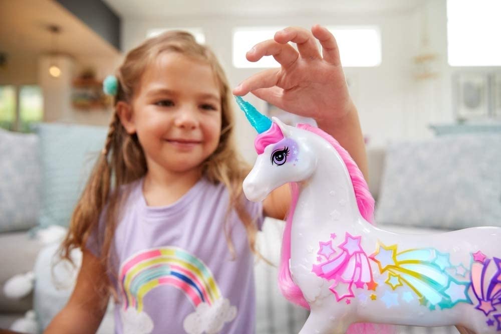 Barbie Dreamtopia Jednorożec Magiczne Włosy ze światełkami i dźwiękami, biały z różową grzywą i ogonem, wspaniały prezent dla dzieci w wieku 3–7 lat, GFH60