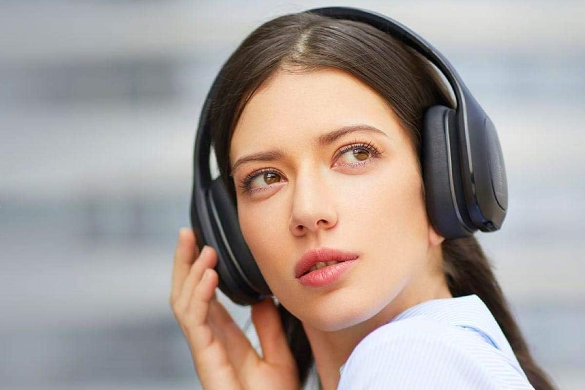 Woman wearing Xiaomi Mi Bluetooth Foldable Headset